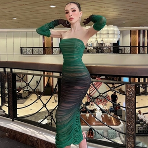 Schickes grünes Netz-Schlauchkleid mit Farbverlauf und passenden langen Handschuhen