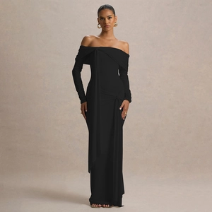 Détail d'une robe de soirée noire élégante à épaules dénudées avec rubans drapés