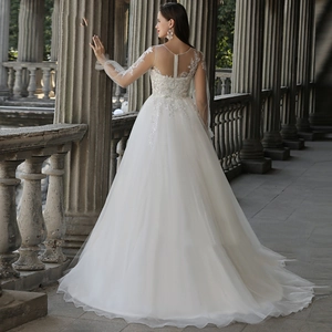 Robe de mariée élégante en dentelle à manches longues avec traîne en tulle et style classique