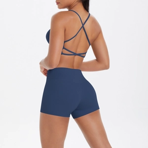 Vue détaillée de l'ensemble de yoga bleu marine avec brassière croisée et short de sport