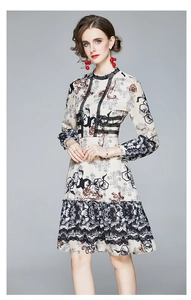 Détail de la robe en mousseline fleurie avec bordure en dentelle noire et ourlet à volants