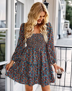 Détail de la robe courte à fleurs avec encolure carrée française et ourlet à volants