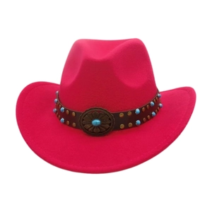 Dettaglio del cappello da cowboy in lana fucsia con perline turchesi e fibbia in metallo