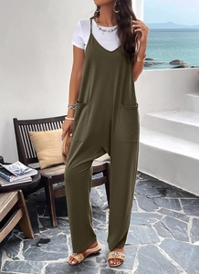 Détail d'une combinaison col V vert armée avec grandes poches sur un t-shirt blanc