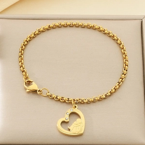 Détail du bracelet coeur doré mère et enfant orné de pierres de zircon étincelantes
