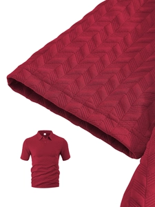 Détail du polo bordeaux montrant la texture respirante à chevrons et la couture de la manche
