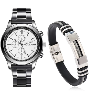 Détail d'une montre à quartz noire pour homme et d'un ensemble de bracelet en silicone