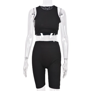 Completo fitness a costine nero da donna con canotta corta e pantaloncini da yoga a vita alta