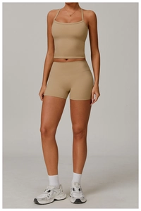 Détail de l'ensemble de yoga kaki avec haut dos nu et short de fitness taille haute
