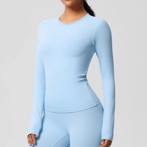 Détail de l'ensemble de yoga bleu clair avec haut à manches longues et legging gainant