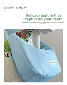 Dettaglio della borsa a mezzaluna in nylon celeste con tracolla larga e logo