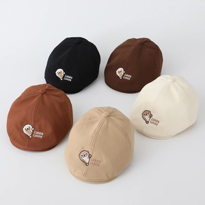 Béret en coton pour bambin avec broderie loutre disponible en cinq couleurs tendance