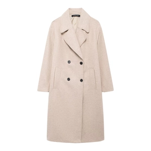 Détail d'un manteau en laine beige avec boutons noirs à double boutonnage et col à revers