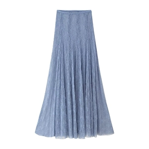 Détail macro de la jupe longue en dentelle bleu clair avec motifs floraux au crochet