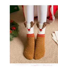 Detail der Korallenvlies-Weihnachtssocken mit 3D-Rentierohren und warmem Plüschgewebe