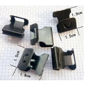 Terminali per cinghie in metallo nero con dimensioni 1,9 x 1,5 cm su fondo a griglia