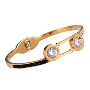 Gold-plated titanium steel bracelet with Roman numerals and black pavé stones