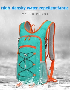 Detail van waterdichte turquoise fietsrugzak met oranje randen en hoge dichtheid stof
