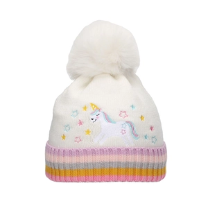 Détail du bonnet en tricot pour enfants avec broderie licorne et grand pompon en fourrure