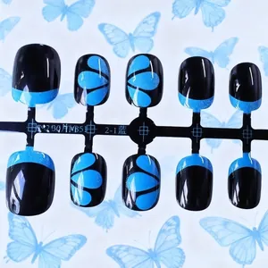 Faux ongles courts carrés avec motifs papillon bleu œil de chat et fini noir brillant