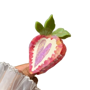 Pince à cheveux fraise à paillettes rose avec cœur et feuilles vertes en acétate