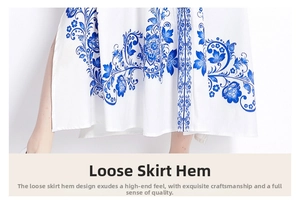 Dettaglio di un abito bianco con stampa in porcellana blu e design con spacco laterale