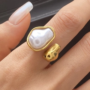 Elegant gold-plated ring with baroque pearl in a unique crinkled textured setting
