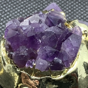 Makroansicht des natürlichen Amethyst-Katzenpfotenanhängers mit 14K Goldbeschichtung