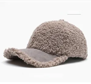 Dettaglio del cappello da baseball in lana d'agnello marrone con visiera scamosciata