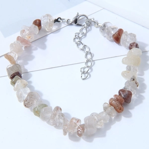 Chic shell-style bracelet with natural crushed crystals and adjustable silver clasp