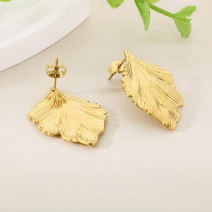 Elegante gouden ginkgoblad oorknopjes van roestvrij staal met fijne radiale textuur