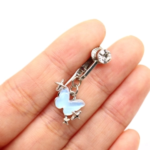 Détail d'un faux piercing de nombril papillon bleu avec strass et breloque étoile