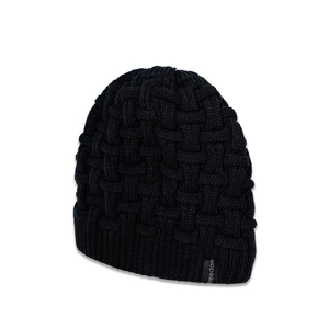Détail du bonnet en maille noire avec texture croisée et étiquette Freedom