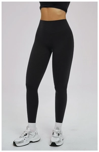 Détail du pantalon de yoga noir taille haute avec design sans couture et effet galbant