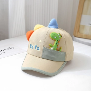 Detail der beigen Kinder-Baseballkappe mit Cartoon-3D-Dinosaurier-Spikes und Ya-Ya-Stickerei