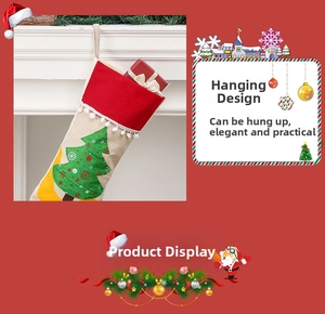 Détail d'une chaussette de Noël avec motif sapin vert et lanière de suspension pratique