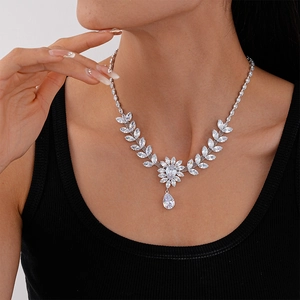 Détail du collier feuille de blé en zircon avec pendentif goutte sur un modèle en noir
