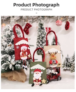 Dettaglio dei sacchetti regalo natalizi in iuta con motivi 3D di pupazzo di neve e Babbo Natale
