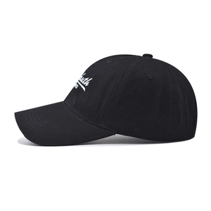 Dettaglio del ricamo bianco Youth 1993 su un cappello da baseball nero in cotone twill