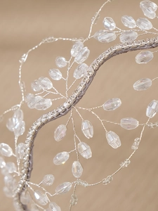 Dettaglio fascia da sposa vintage con trama in filo d'argento e perline di cristallo