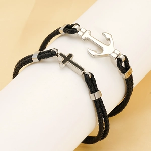 Bracelets en cuir tressé avec ancre argentée et pendentif croix en fibre de carbone