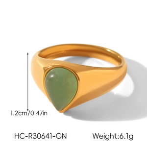 Detailansicht eines goldenen Vintage-Rings mit grünem Tropfenstein und Abmessungen