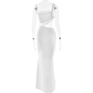 Détail de robe longue blanche à une épaule avec design découpé et coupe ajustée froncée