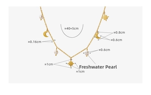 Detalle de collar dorado con colgantes de estrella y luna, perla natural y medidas
