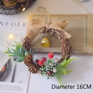 Détail de la couronne de Noël 16cm avec pommes de pin baies et cloches dorées