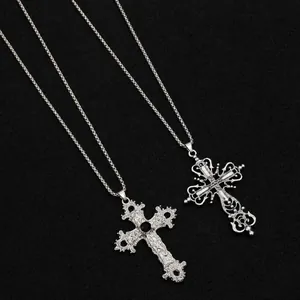 Détail de colliers croix gothiques en argent avec gemme noire et motifs baroques