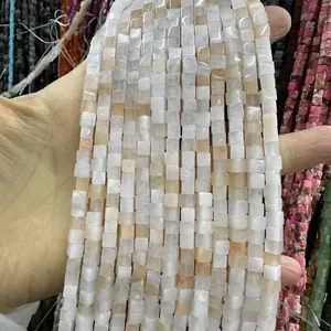 Détail macro de perles carrées en pierre naturelle blanche et orange pour bijoux DIY
