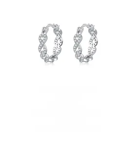 Détail de boucles d'oreilles infini en argent S925 avec pavage de zircons scintillants
