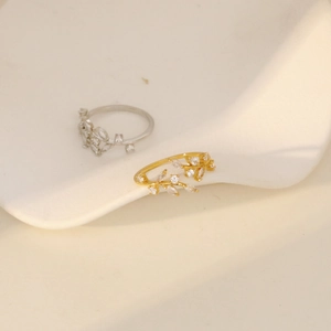 Verstellbares Ring-Set mit Blättern und Zirkonia in Gold- und Silbausführung