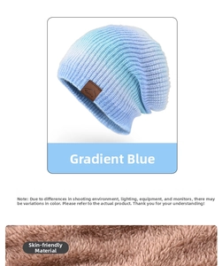 Détail du bonnet en tricot bleu dégradé avec écusson Sport en cuir et doublure polaire